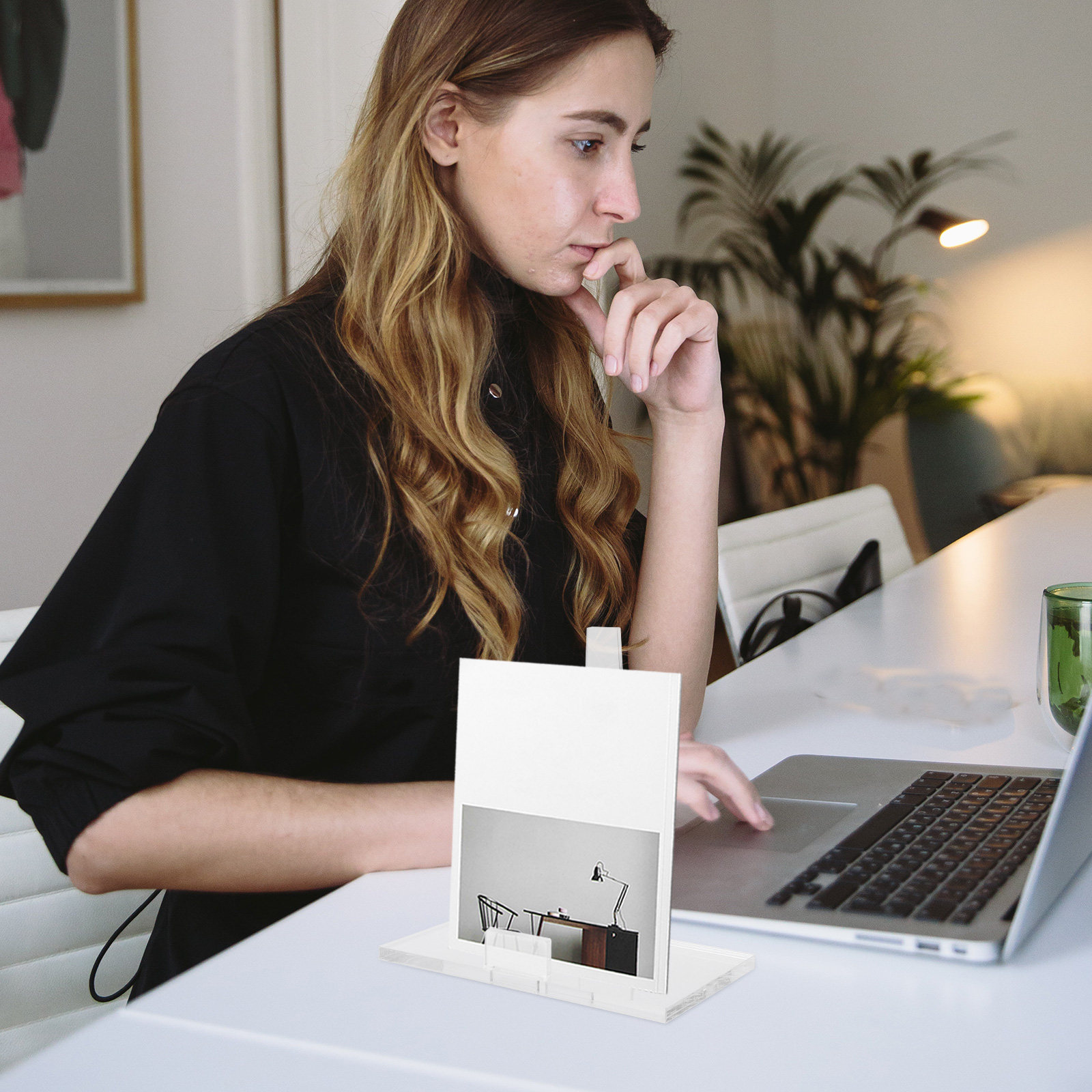 多用途アクリル製プレートスタンド。写真立て、ブックスタンドと - Clear Acrylic Book Stand Holder のレビューと価格